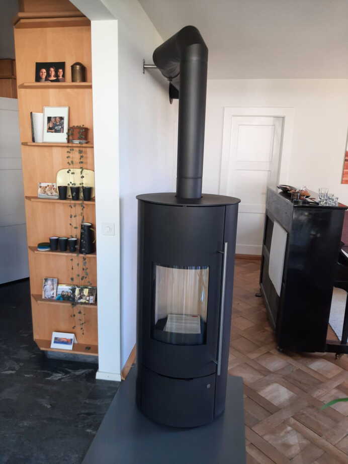 Schwedenofen Termoisotta D.S.A. wasserführend, Guss schwarz Montagebeispiel Schwedenofen Termoisotta D.S.A. wasserführend, Guss schwarz Montagebeispiel