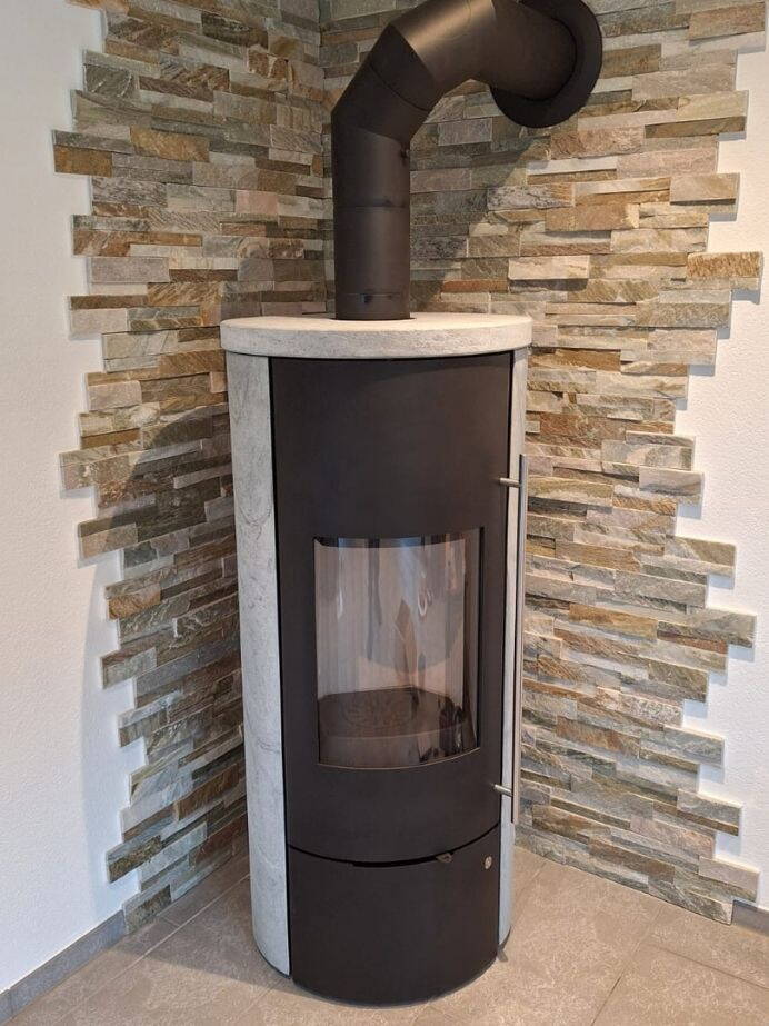 Schwedenofen Termoisotta D.S.A. wasserführend, Guss schwarz Montagebeispiel Schwedenofen Termoisotta D.S.A. wasserführend, Guss schwarz Montagebeispiel