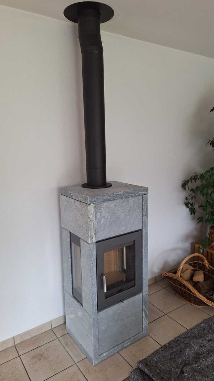 Schwedenofen Sovrana Easy Stahl schwarz Montagebeispiel Schwedenofen Sovrana Easy Stahl schwarz Montagebeispiel