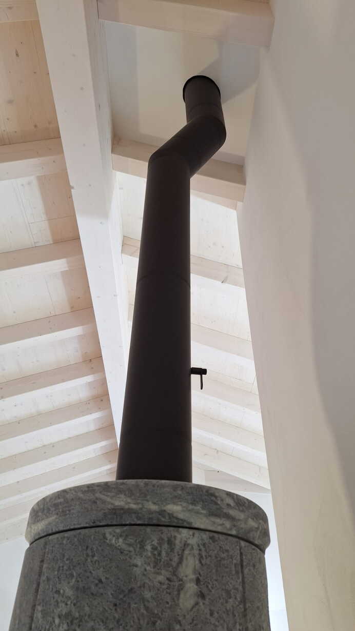 Schwedenofen Sovrana Easy Stahl schwarz Montagebeispiel Schwedenofen Sovrana Easy Stahl schwarz Montagebeispiel